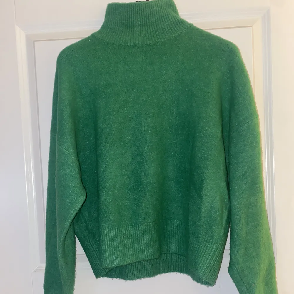 Säljer min gröna stickade tröja från zara, inte använd mycket men kommer inte längre till någon användning alls, den är i fint skick och super mysig💚. Stickat.
