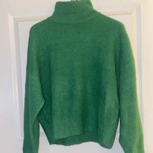 Säljer min gröna stickade tröja från zara, inte använd mycket men kommer inte längre till någon användning alls, den är i fint skick och super mysig💚