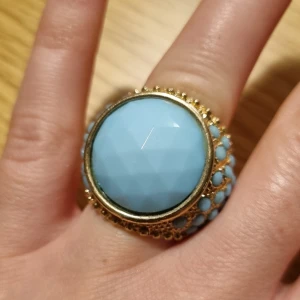 Ring blå sten - Storlek M - L Bra skick, lite avskavt på insida av ring 