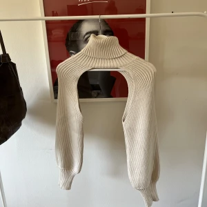 Zara bolero  - Säljer bolero liknande överdel från zara. Använd fåtal gånger, som ny! 