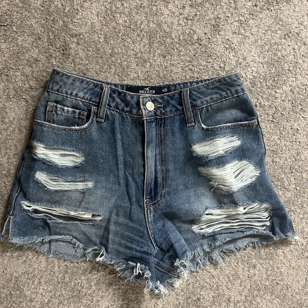 Mellanblåa jeansshorts från Hollister. Använda ett fåtal gånger. Säljs pga att de är för små. Skriv privat för fler bilder! . Shorts.