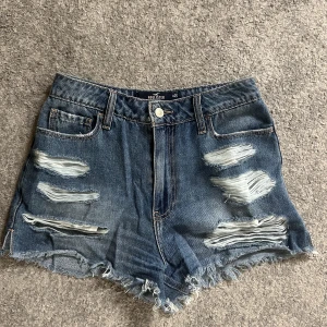 Jeansshorts  - Mellanblåa jeansshorts från Hollister. Använda ett fåtal gånger. Säljs pga att de är för små. Skriv privat för fler bilder! 