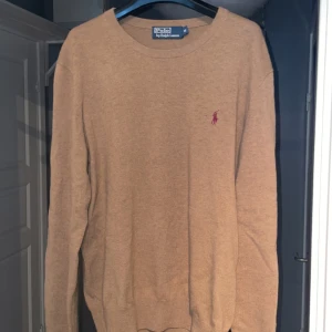 Ralph Lauren tröja  - 9/10 kvalitet, säljes pga passar inte längre. Storleken är i M men passar S också. Runt 1200-2000kr nypris