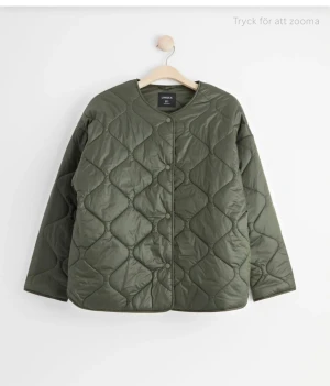 Höst jacka  - Säljer den super snygga gröna jacka från Lindex den är helt slutsåld och jag köpte den förra året, nypris 699 och i storlek S. Jackan är endast använd ungefär 3 gånger så den ser helt ny ut 