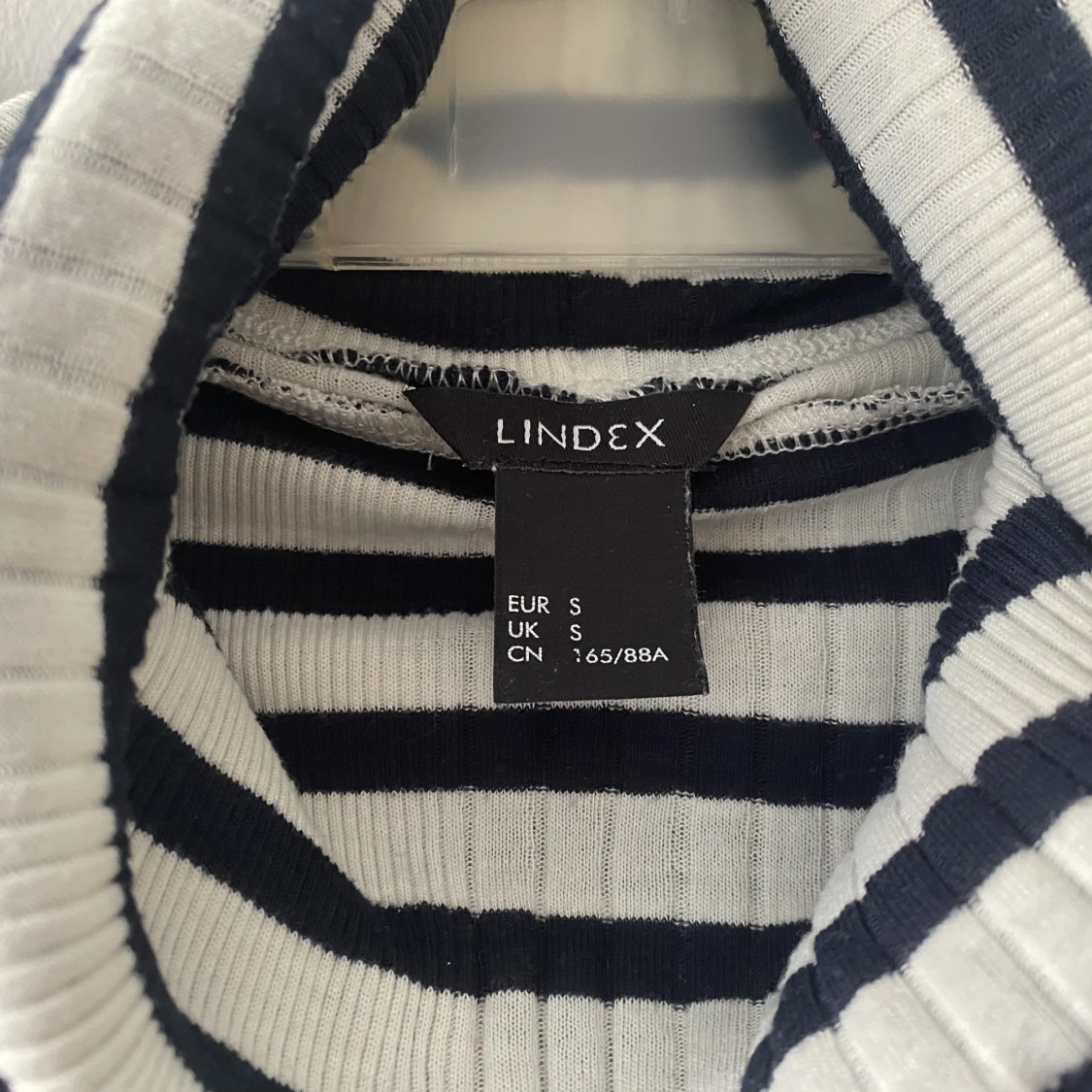 Ärmlös topp med polokrage - 90