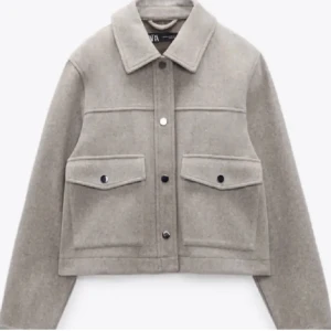 Kort kappa  - Säljer denna snygga kappa ifrån Zara köpt här på plick, säljer pga den inte passade mig. Skriv privat för fler bilder💖