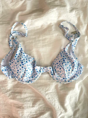 Bikini - Söt bikini topp storlek xs men passar också S. Aldrig använd💕