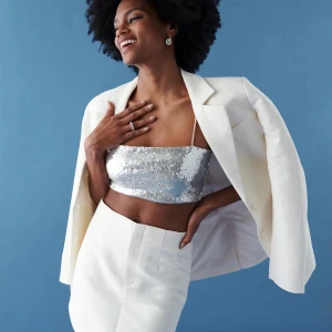 Paljettopp  - Silverfärgad paljettopp som är perfekt för fester! Har endast testat den då den va lite för liten för mig tyvärr. Köpt för 299kr 