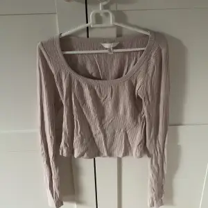 Här säljer jag en tröja som jag har fått av min kompis men aldrig använt då den är lite stor i ärmarna på mig :) Den går enkelt att stryka hemma men man får kontakta mig om man vill att jag gör det🩷🥰