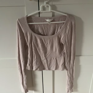 Trendig tröja - Här säljer jag en tröja som jag har fått av min kompis men aldrig använt då den är lite stor i ärmarna på mig :) Den går enkelt att stryka hemma men man får kontakta mig om man vill att jag gör det🩷🥰