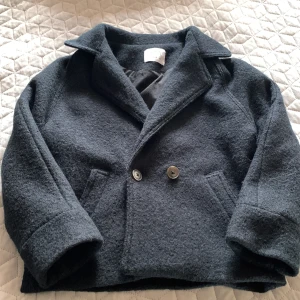 Zara kappa  - En svart kappa från zara Young. Har använt den en gång sen har den inte kommit till användning eftersom att den är för liten för mig. Storleken är 11-12 år så 146-152. Den är som ny Ny pris 599 säljer för 400 (Pris kan diskuteras)