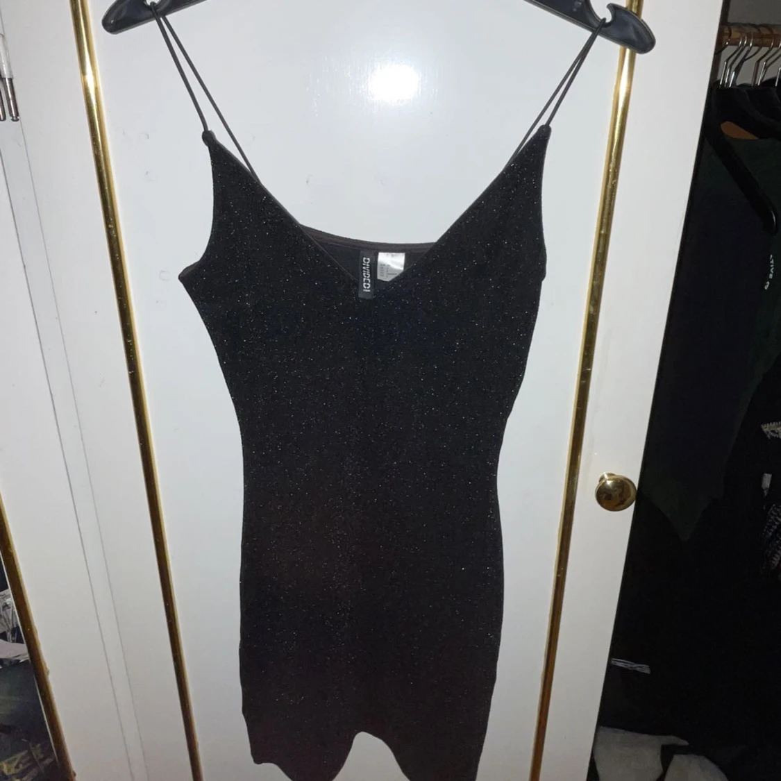 Glittrig svart klänning  - 90