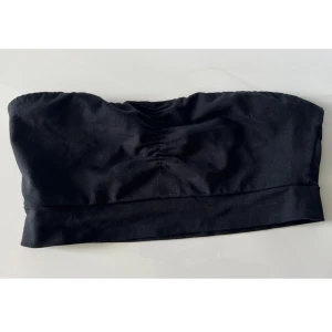 Bandeau - Bh - Svart Bandeau - Bh från GinaTricot i strl S. Använd få gånger. Väldigt bra skick! 20kr