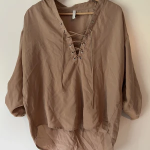 Beige Skjorta  - Beige skjorta/blus med snörning  Storlek S 
