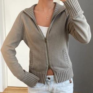 Esprit kofta - Grön espirt kofta med dragkedja, går att ha på många olika sett. I storlek S skulle jag säga med passar också XS och M ☺️