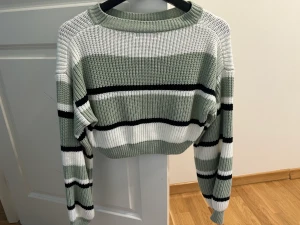 stickad tröja - Fin och enkel stickad tröja perfekt att ha när som helst, varm. använd endast några gånger
