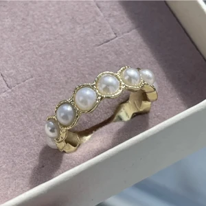 Ring med pärlor  - ÅTERPUBLICERING FÖR FRI FRAKT. Så gullig ring med pärlor och ”guld” 🫶