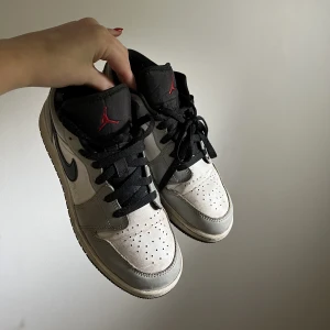 Air Jordan 1 low  - Låga jordan 1’s i storlek 38. Smutsiga och slitna men går nog att fräscha upp något.