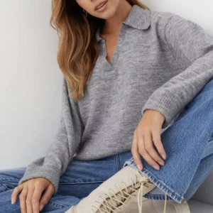 Stickad tröja  - Säljs då den aldrig kommit till användning. Nypris 499kr