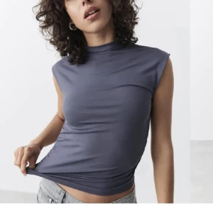 Snygg topp - Säljer denna sjukt snygga gråa topp från Gina tricot med prislappen kvar!💘💘kommer tyvärr inte till användning. BUD ÄR BINDANDE 