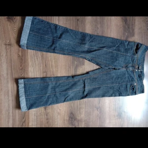 Vintage jeans! - Jätte snygga jeans som tyvärr var för små för mig!  Det är storlek M men skulle säga en mindre M/S Skriv om du vill ha mer bilder eller om du undrar något🌸 