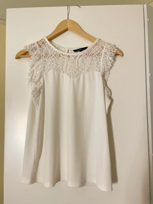 Vit blus - Jättefin vit blus med spets detaljer. 