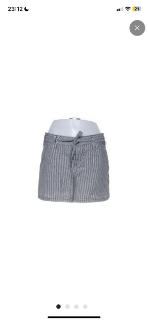 Randig minikjol - Randig minikjol, har tyvärr tappat bort skärpet dock. Supersöt men kommer tyvärr inte till användning. 