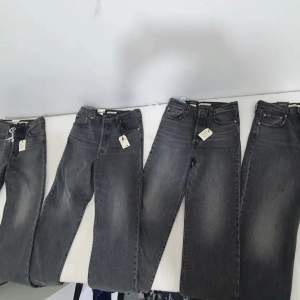 Säljer 4 st gråa ribcage straight ankle levi's jeans som är helt nya och oanvända med olika storlekar för kvinnor. Nypris ligger på 1250 kr men säljer mina för 300 kr styck, pris kan diskuteras. Kom privat för mer detaljer du undrar över.