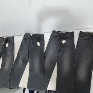 Levis jeans - Säljer 4 st gråa ribcage straight ankle levi's jeans som är helt nya och oanvända med olika storlekar för kvinnor. Nypris ligger på 1250 kr men säljer mina för 300 kr styck, pris kan diskuteras. Kom privat för mer detaljer du undrar över.