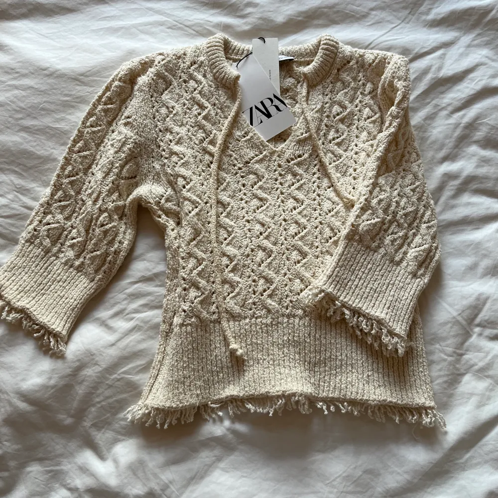 Zara crochet tröja med halvlånga ärmar. Aldrig använd, lappen kvar!. Toppar.