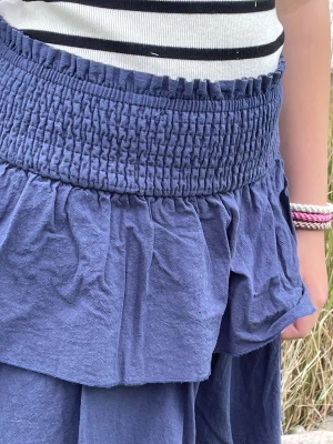  Denna mörkblå och SHEIN kjolen endast använd fåtal gånger! - En trendig kjol med fint mönster!