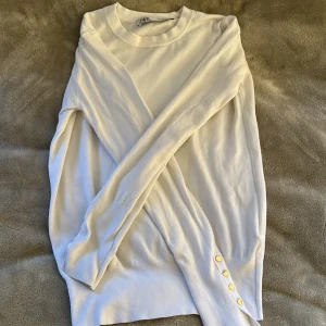 Trendig tröja - Fin och trendig tröja köpt från zara med guldiga knappar vid händerna, ena armen har ett hål längst ner men man kan ha sin tumme där 💕 frakt tillkommer 