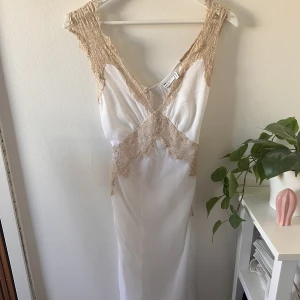 Klänning - Vit klänning med spetsdetaljer i guldfärg🌟 superfin och oanvänd🥰