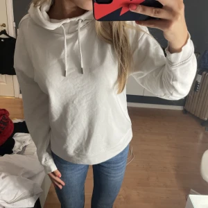Vit hoodie  - Har nästan aldrig använt den här 🙌storleken är xs men som ni ser på bilderna så sitter den väldigt bra💕