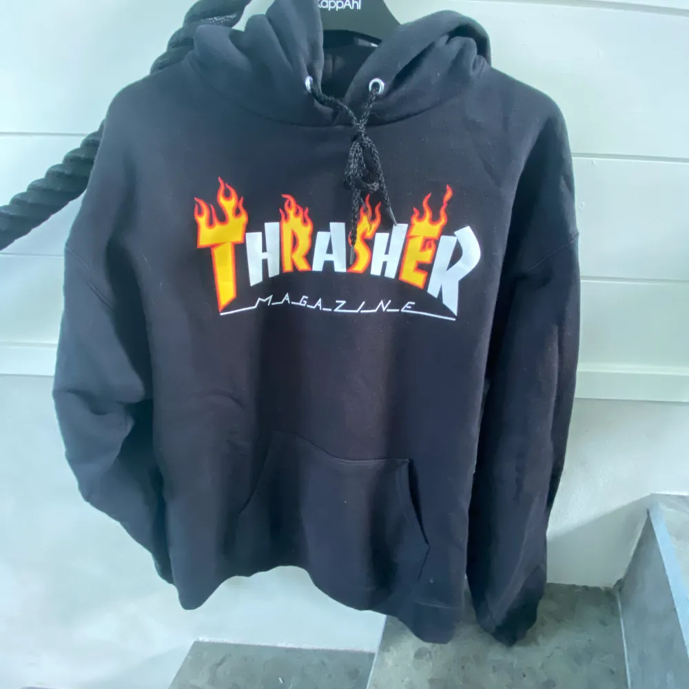 Trasher hoodie köpt för flera år sedan. Köpt för 999kr på junkyard. Storlek M men passar även S. Köparen står för frakten. Tvättas självklart innan den skickas. Fint skick förutom en liten defekt på snöret (bild 3).. Hoodies.