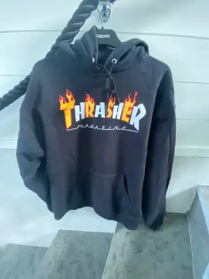 Trasher hoodie köpt för flera år sedan. Köpt för 999kr på junkyard. Storlek M men passar även S. Köparen står för frakten. Tvättas självklart innan den skickas. Fint skick förutom en liten defekt på snöret (bild 3).