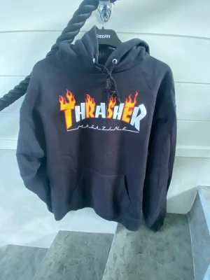 Trasher magazine - Trasher hoodie köpt för flera år sedan. Köpt för 999kr på junkyard. Storlek M men passar även S. Köparen står för frakten. Tvättas självklart innan den skickas. Fint skick förutom en liten defekt på snöret (bild 3).