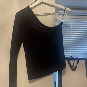 Off shoulder topp - Säljer nu denna one off sholuder toppen. Så skön och så fin🤍