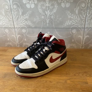 AIR JORDAN 1 MID ”GYM RED” - Hej! Säljer mina jordan 1 skor eftersom jag inte använder dom längre, inga större slitage. Jordan lådan kommer även med.