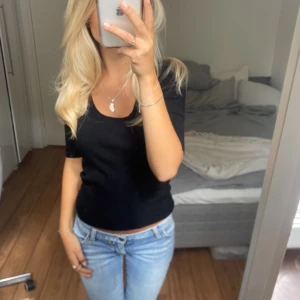 Stickad t-shirt - Säljer denna finsnickade t-shirt. Har du någ fråga är det bara att höra av dig🫶🏻