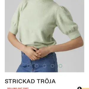 Jag säljer denna populära stickade tröjan ifrån veromoda, då jag inte för användning av den längre. Den är slutsåld på veromodas hemsida. Köpare står för frakten🌸