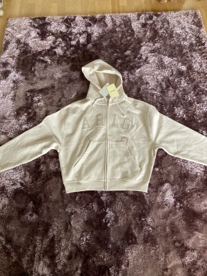 Legend zip hoodie Axel arigato - Helt ny Axel arigato hoodie. Storlek M men passar mer som L. Kostar 2200 ny. Kvitto o allt finns med.