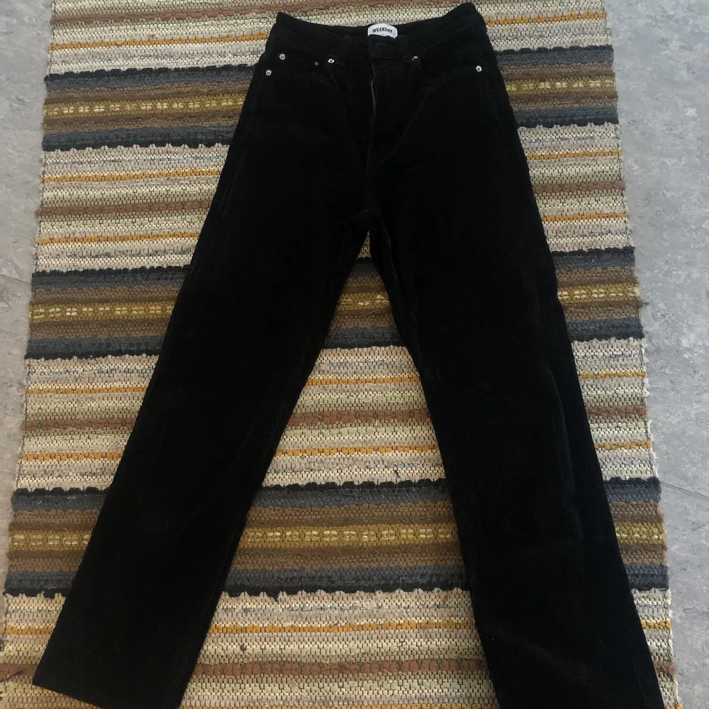 Svarta manchesterbyxor i storlek 34. Från Weekday, köpta second hand men inget slitage🧡. Jeans & Byxor.