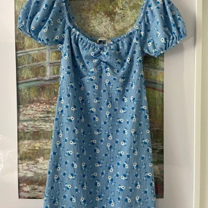 Söt blå klänning  - Jätte fin blå klänning till sommaren,sitter väldigt charmigt.