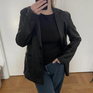 Skinnkavaj  - Svart ”skinn” kavaj från Bershka! Bra skick🥰