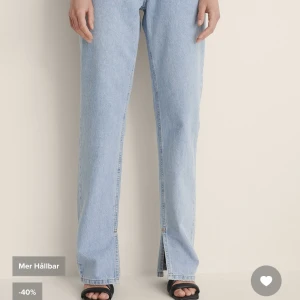 Jeans med slits  - Slutsålda jeans från nakd med slits i sidan. Endast använda 1 gång så jättefint skick💙