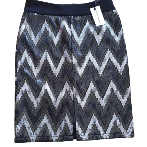 Margit Brandt långkjol, storlek M/liten L, aldrig använd - Margit Brandt långkjol med paljetter storlek M/liten L, aldrig använd. Väldigt fin! Nypris över tusenlappen. Dansk design