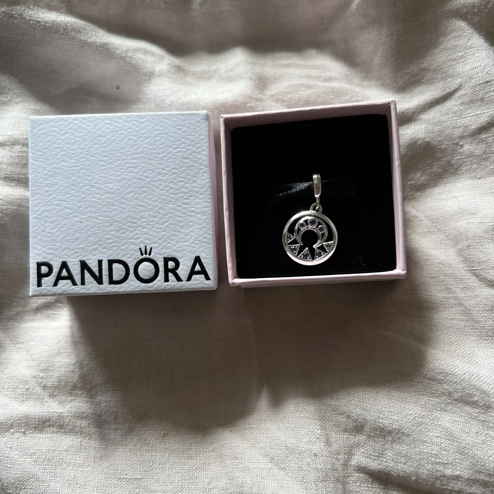 Berlock i äkta silver från Pandora som funkar för Pandora Me kollektionen. Berlocken är aldrig använd. Nypris 349kr.. Accessoarer.