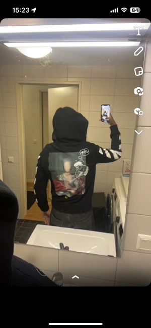 Off white winter 2020 - Perfekt skick, använd MAX 5, ett stort och skönt tryck på baksidan samt några mindra tryck på framsidan av tröjan, original priset ligger på runt 4300 kr, storlek S men är rätt så säker på att den skulle passa M också 