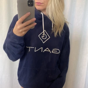 Gant Hoodie - Marinblå gant Hoodie. Använd fåtal gånger inprincip nyskick. Köptes för 1119kr